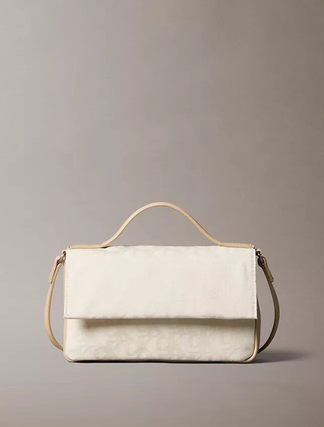 Torebka crossbody z klapką i Monogramem na całej powierzchni Torebka crossbody z klapką i Monogramem na całej powierzchni