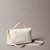 Torebka crossbody z klapką i Monogramem na całej powierzchni Torebka crossbody z klapką i Monogramem na całej powierzchni