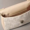Torebka crossbody z klapką i Monogramem na całej powierzchni Torebka crossbody z klapką i Monogramem na całej powierzchni