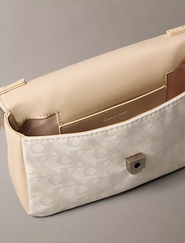 Torebka crossbody z klapką i Monogramem na całej powierzchni Torebka crossbody z klapką i Monogramem na całej powierzchni