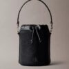 Torebka typu bucket z fakturą ziarnistą Torebka typu bucket z fakturą ziarnistą