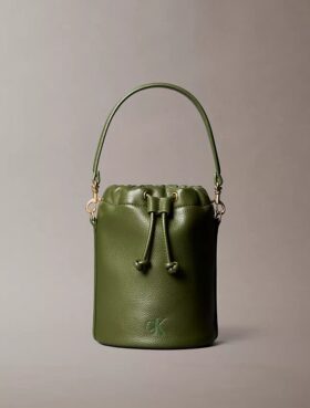 Torebka typu bucket z fakturą ziarnistą Torebka typu bucket z fakturą ziarnistą