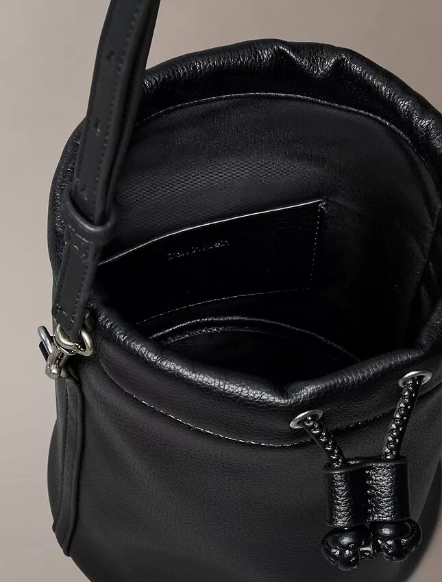 Torebka typu bucket z fakturą ziarnistą Torebka typu bucket z fakturą ziarnistą
