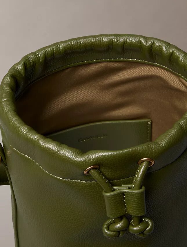 Torebka typu bucket z fakturą ziarnistą Torebka typu bucket z fakturą ziarnistą