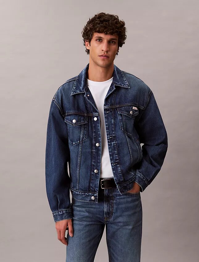 Trucker Jacket w stylu lat 90. Trucker Jacket w stylu lat 90.