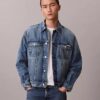 Trucker Jacket w stylu lat 90. Trucker Jacket w stylu lat 90.