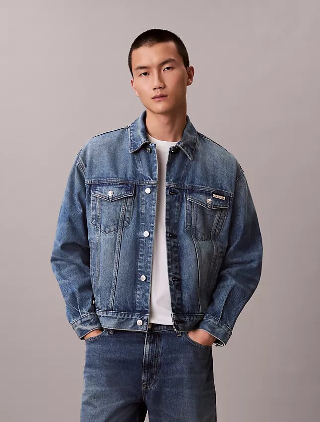 Trucker Jacket w stylu lat 90. Trucker Jacket w stylu lat 90.