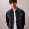 Trucker Jacket w stylu lat 90. Trucker Jacket w stylu lat 90.
