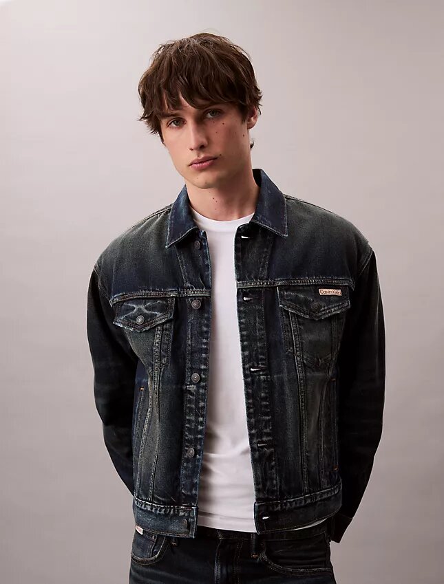 Trucker Jacket w stylu lat 90. Trucker Jacket w stylu lat 90.