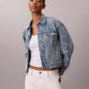 Trucker Jacket w stylu lat 90. Trucker Jacket w stylu lat 90.