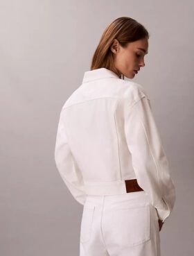 Trucker Jacket w stylu lat 90. Trucker Jacket w stylu lat 90.