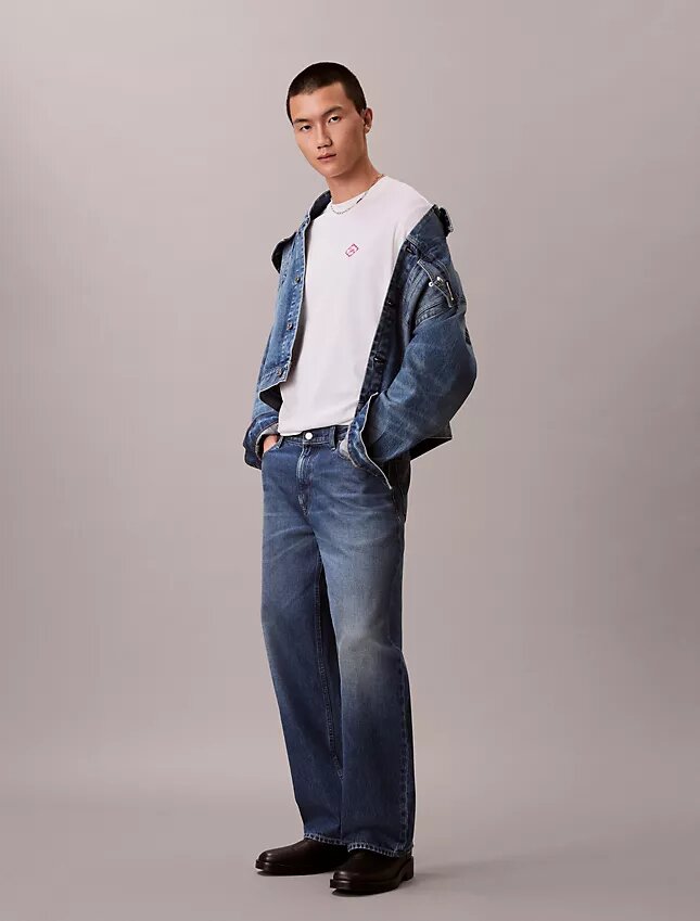 Trucker Jacket w stylu lat 90. Trucker Jacket w stylu lat 90.
