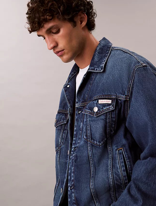 Trucker Jacket w stylu lat 90. Trucker Jacket w stylu lat 90.