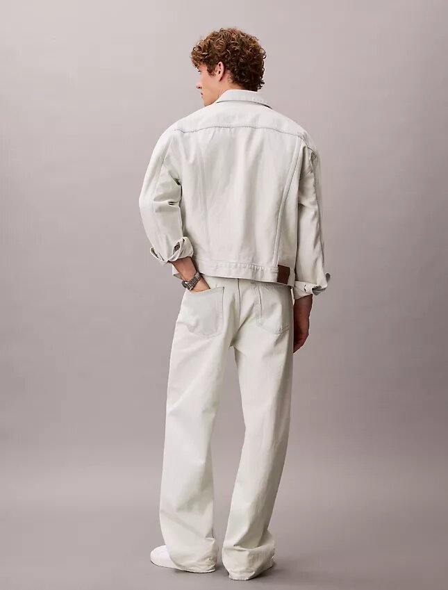 Trucker Jacket w stylu lat 90. Trucker Jacket w stylu lat 90.