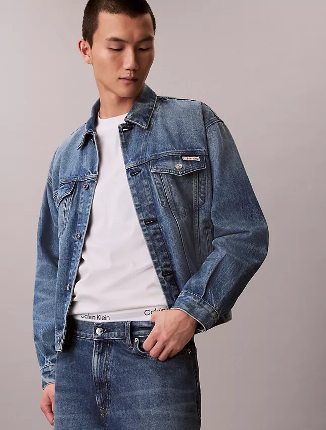 Trucker Jacket w stylu lat 90. Trucker Jacket w stylu lat 90.