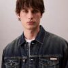 Trucker Jacket w stylu lat 90. Trucker Jacket w stylu lat 90.