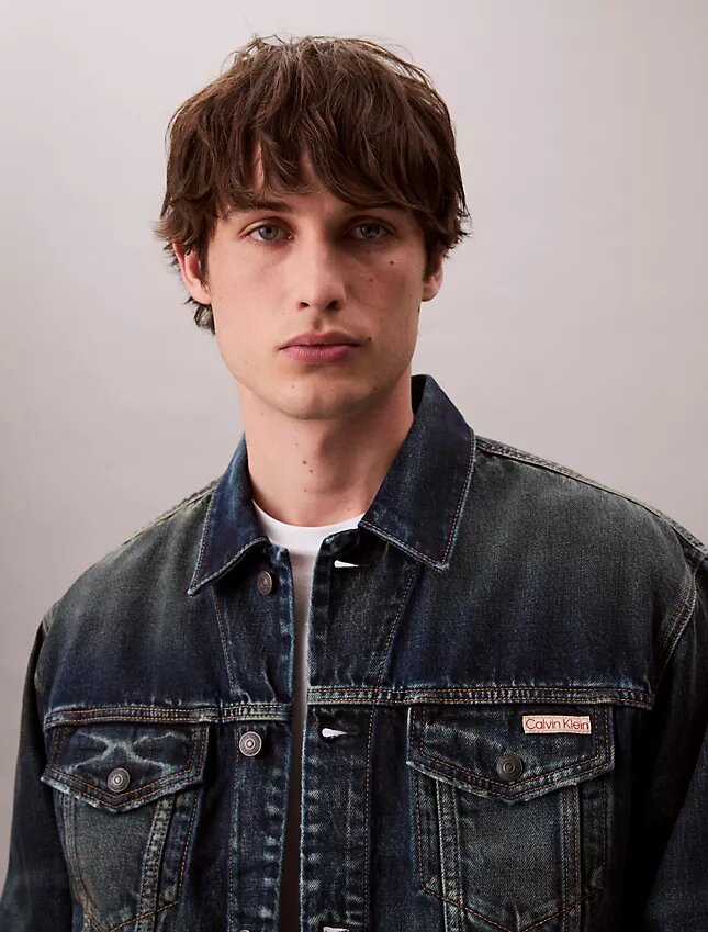 Trucker Jacket w stylu lat 90. Trucker Jacket w stylu lat 90.