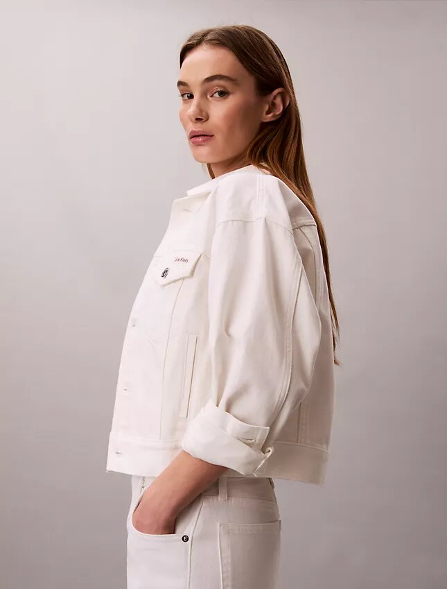 Trucker Jacket w stylu lat 90. Trucker Jacket w stylu lat 90.
