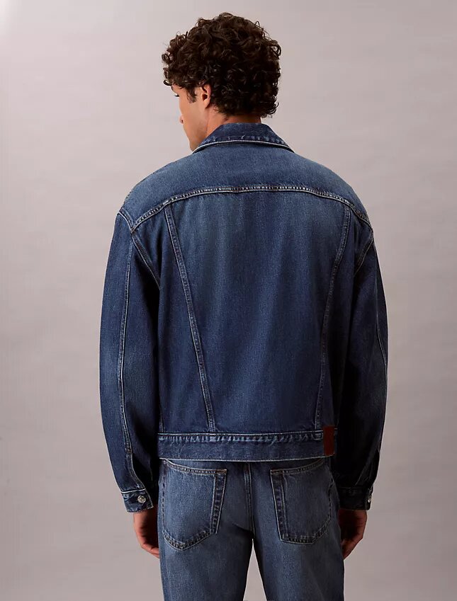 Trucker Jacket w stylu lat 90. Trucker Jacket w stylu lat 90.