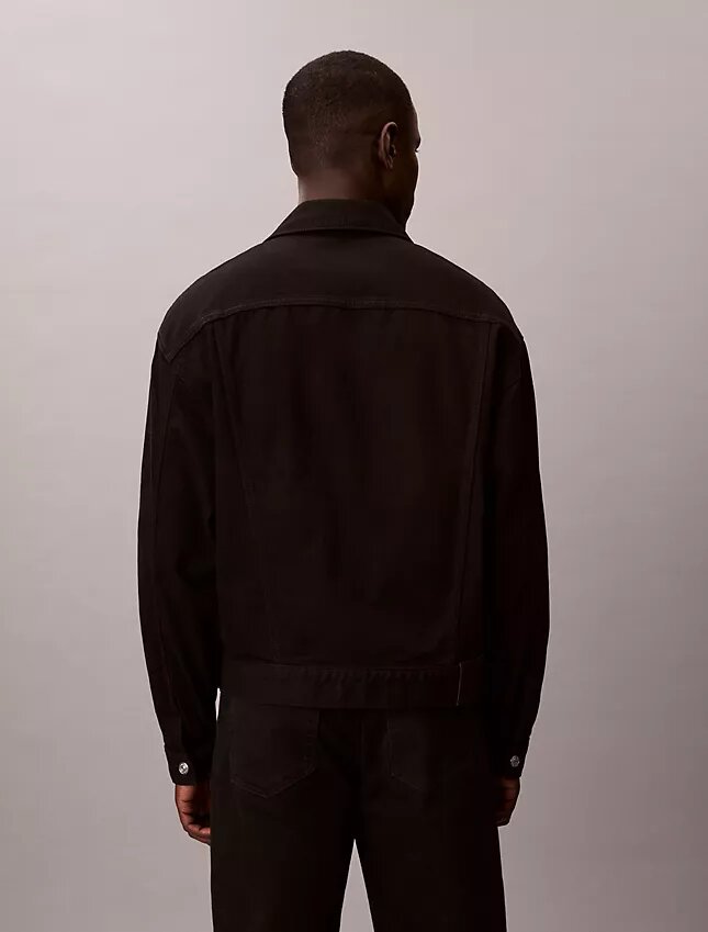 Trucker Jacket w stylu lat 90. Trucker Jacket w stylu lat 90.
