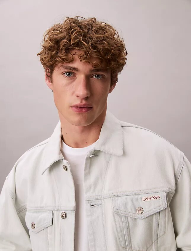 Trucker Jacket w stylu lat 90. Trucker Jacket w stylu lat 90.