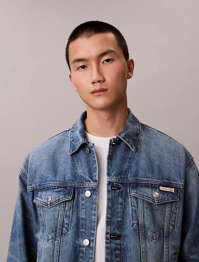 Trucker Jacket w stylu lat 90. Trucker Jacket w stylu lat 90.