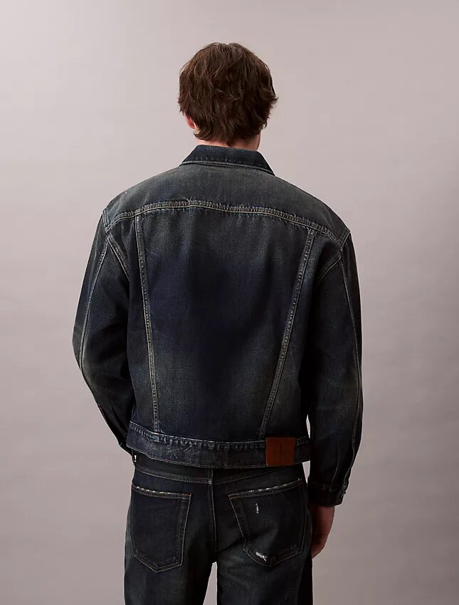 Trucker Jacket w stylu lat 90. Trucker Jacket w stylu lat 90.