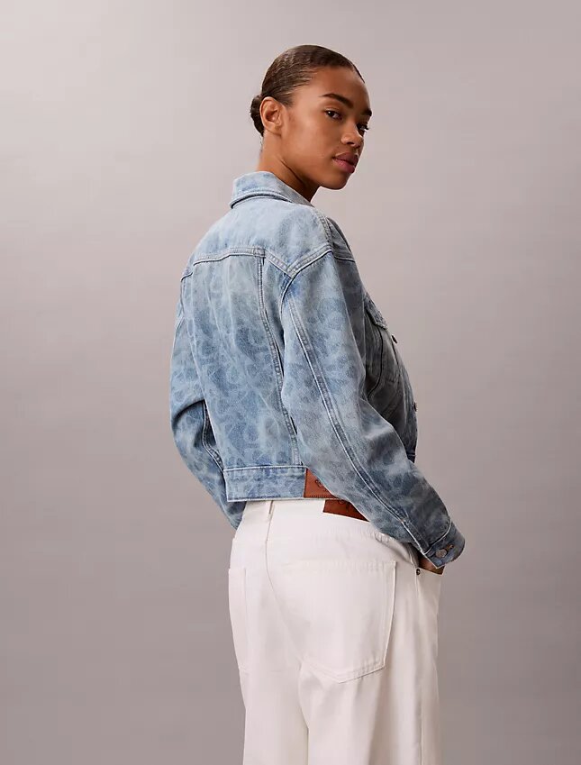 Trucker Jacket w stylu lat 90. Trucker Jacket w stylu lat 90.