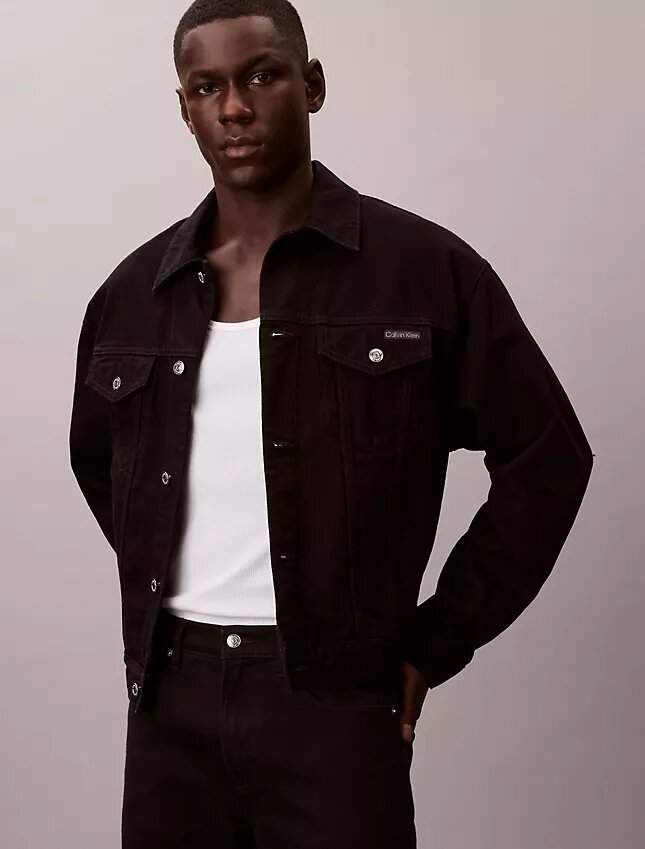 Trucker Jacket w stylu lat 90. Trucker Jacket w stylu lat 90.