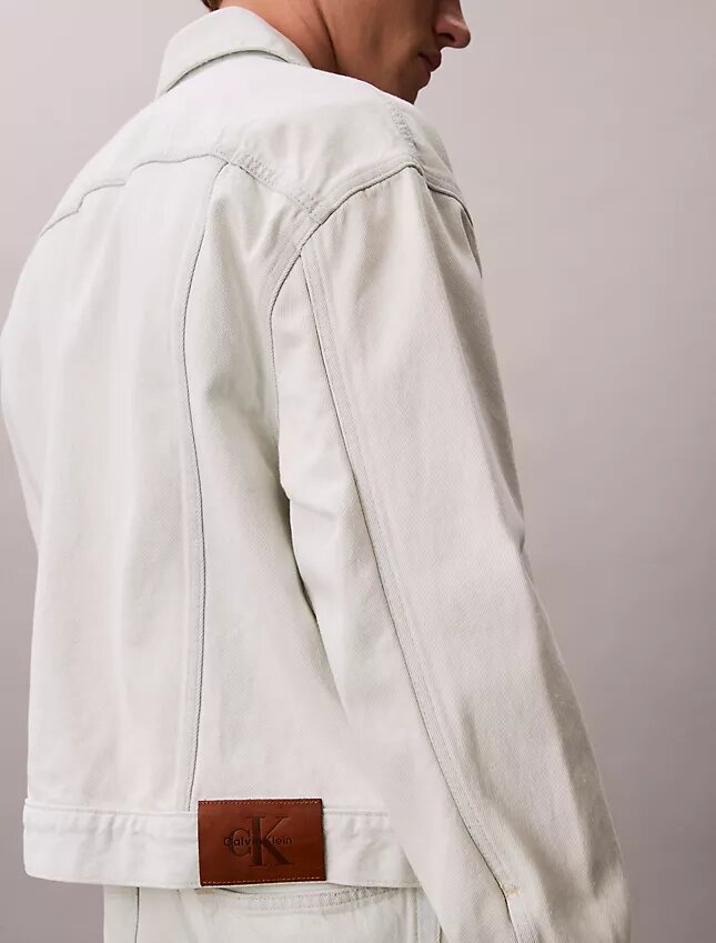 Trucker Jacket w stylu lat 90. Trucker Jacket w stylu lat 90.