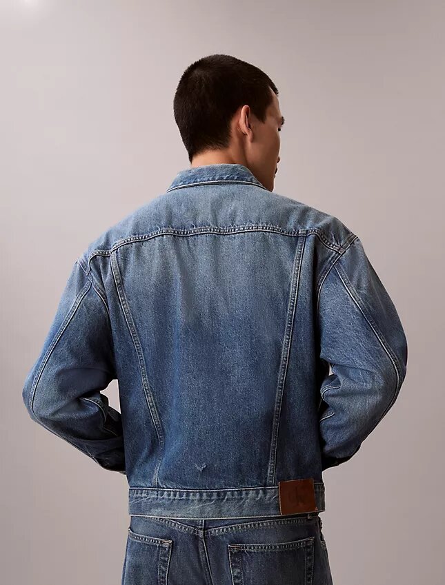 Trucker Jacket w stylu lat 90. Trucker Jacket w stylu lat 90.