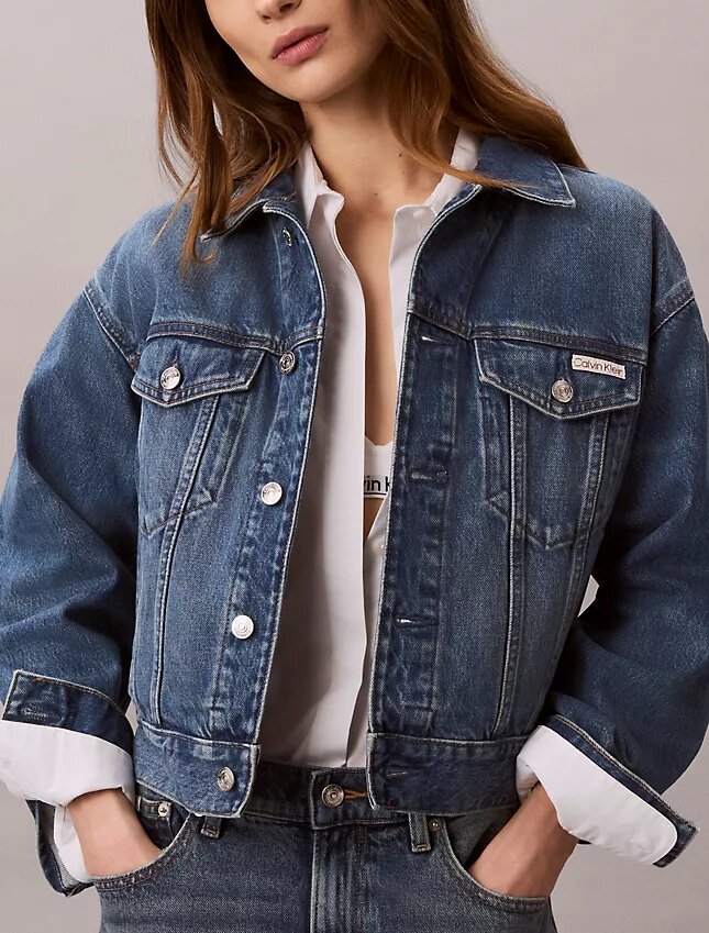Trucker Jacket w stylu lat 90. Trucker Jacket w stylu lat 90.