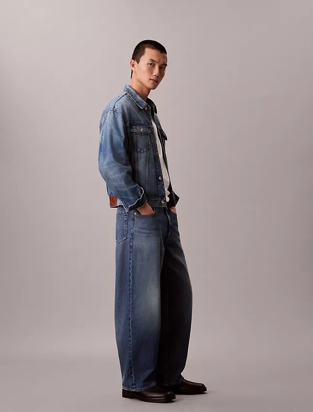 Trucker Jacket w stylu lat 90. Trucker Jacket w stylu lat 90.