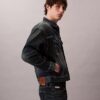Trucker Jacket w stylu lat 90. Trucker Jacket w stylu lat 90.