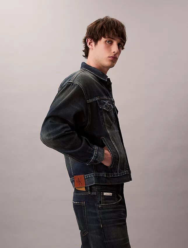 Trucker Jacket w stylu lat 90. Trucker Jacket w stylu lat 90.