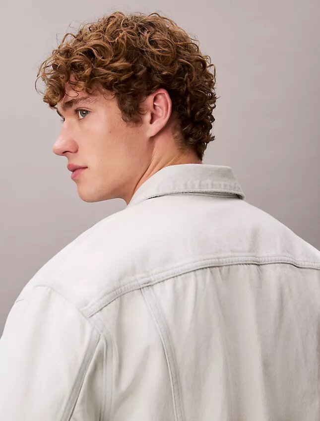 Trucker Jacket w stylu lat 90. Trucker Jacket w stylu lat 90.