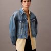 Trucker Jacket z dżinsu w stylu lat 90. Trucker Jacket z dżinsu w stylu lat 90.