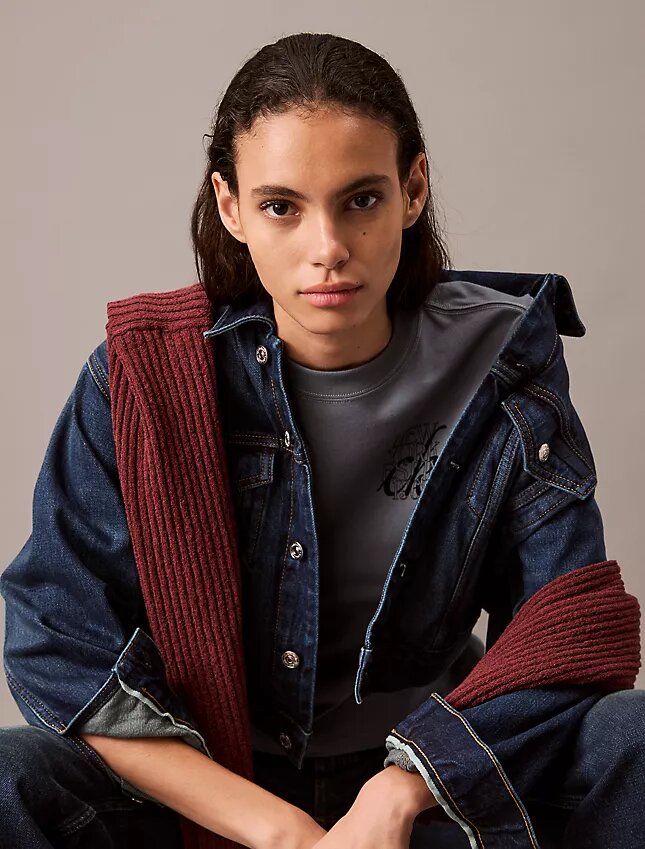 Trucker Jacket z dżinsu w stylu lat 90. Trucker Jacket z dżinsu w stylu lat 90.