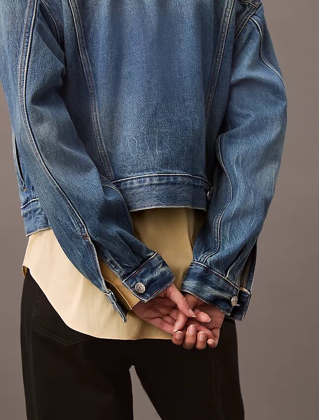 Trucker Jacket z dżinsu w stylu lat 90. Trucker Jacket z dżinsu w stylu lat 90.