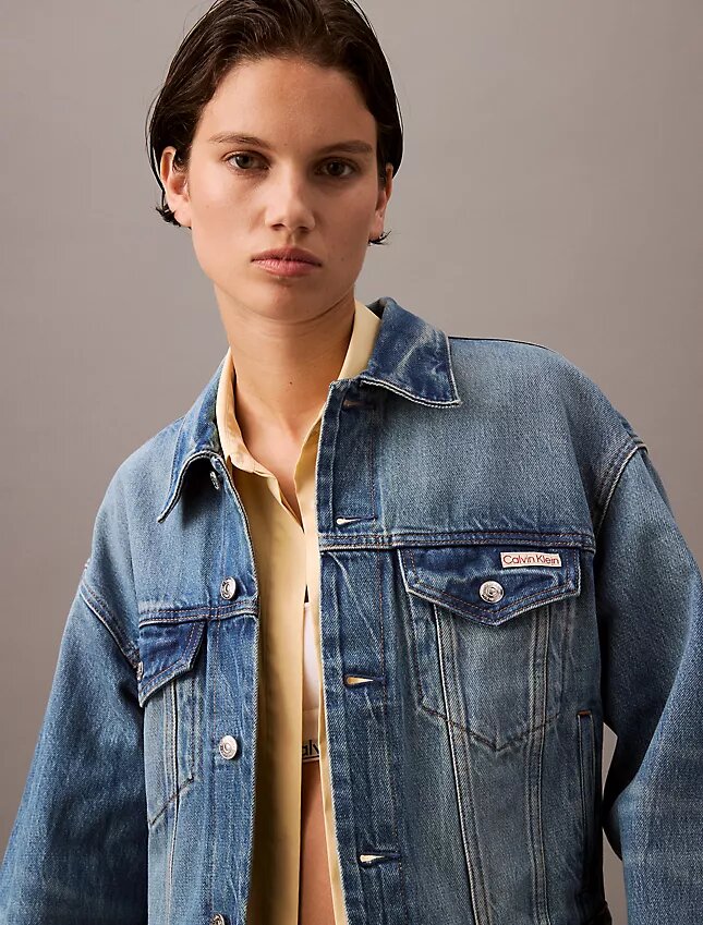 Trucker Jacket z dżinsu w stylu lat 90. Trucker Jacket z dżinsu w stylu lat 90.