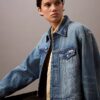 Trucker Jacket z dżinsu w stylu lat 90. Trucker Jacket z dżinsu w stylu lat 90.
