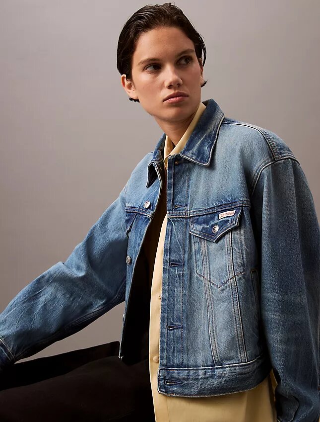 Trucker Jacket z dżinsu w stylu lat 90. Trucker Jacket z dżinsu w stylu lat 90.