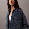 Trucker Jacket z dżinsu w stylu lat 90. Trucker Jacket z dżinsu w stylu lat 90.