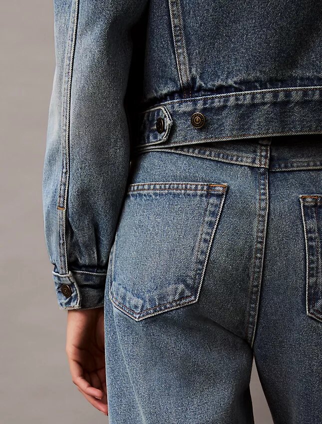 Trucker Jacket z dżinsu w stylu lat 90. Trucker Jacket z dżinsu w stylu lat 90.