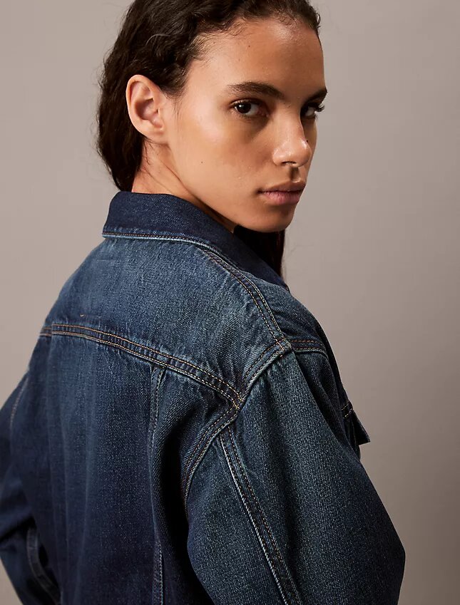 Trucker Jacket z dżinsu w stylu lat 90. Trucker Jacket z dżinsu w stylu lat 90.