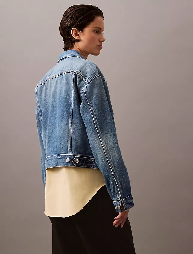 Trucker Jacket z dżinsu w stylu lat 90. Trucker Jacket z dżinsu w stylu lat 90.