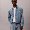 Trucker Jacket z monogramem na całej powierzchni w stylu lat 90. Trucker Jacket z monogramem na całej powierzchni w stylu lat 90.