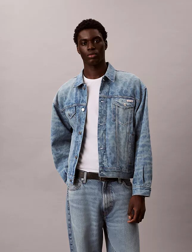 Trucker Jacket z monogramem na całej powierzchni w stylu lat 90. Trucker Jacket z monogramem na całej powierzchni w stylu lat 90.