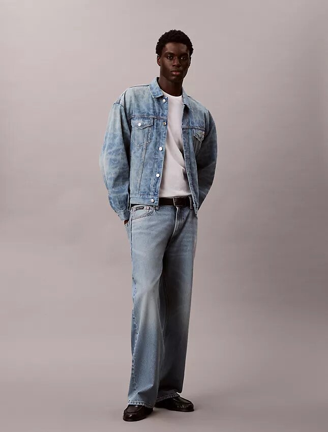 Trucker Jacket z monogramem na całej powierzchni w stylu lat 90. Trucker Jacket z monogramem na całej powierzchni w stylu lat 90.