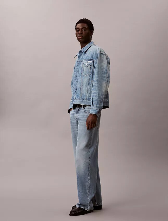 Trucker Jacket z monogramem na całej powierzchni w stylu lat 90. Trucker Jacket z monogramem na całej powierzchni w stylu lat 90.
